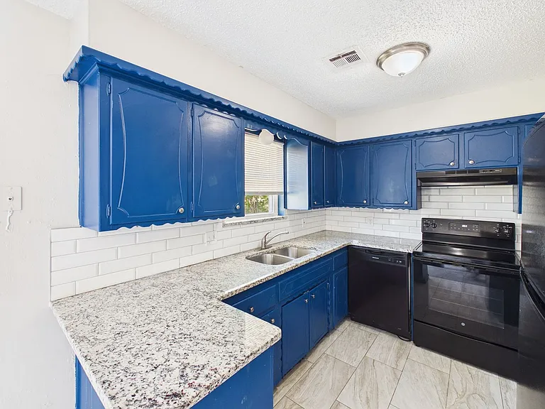 324 NW Compass Dr — Photo 10