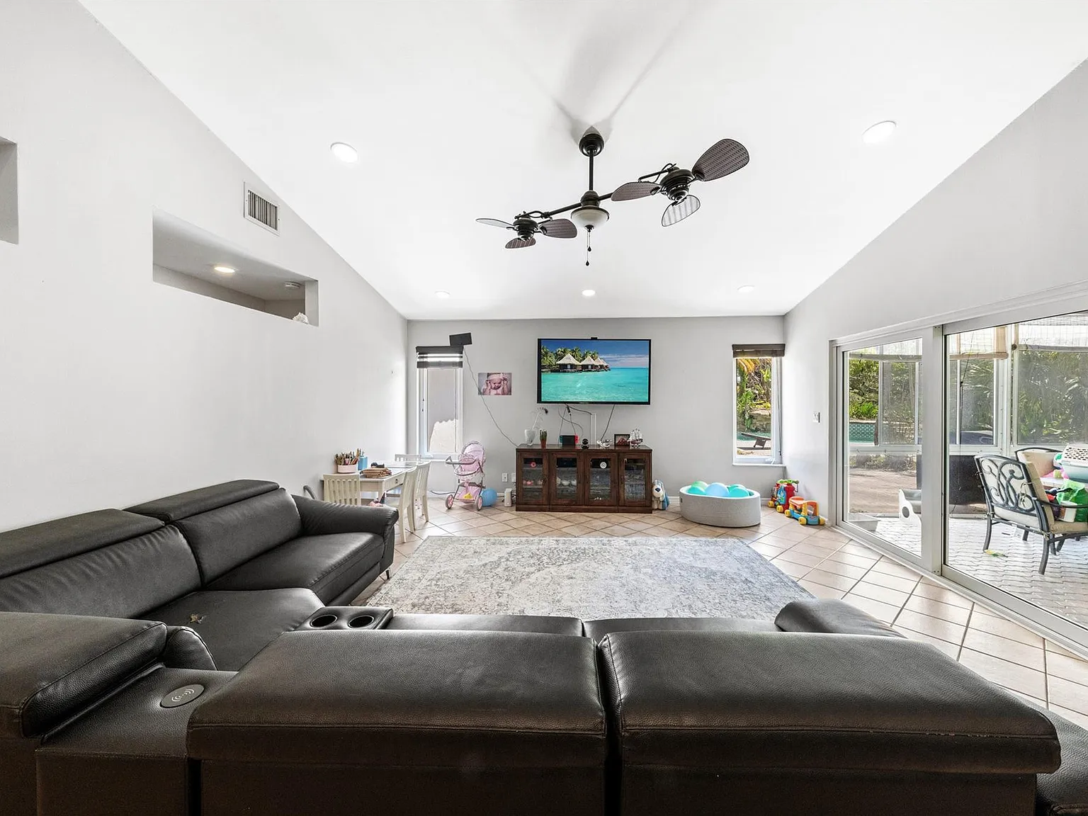 5 bed, 3.0 bath, 2610 sqft, $7,900 — Photo 4