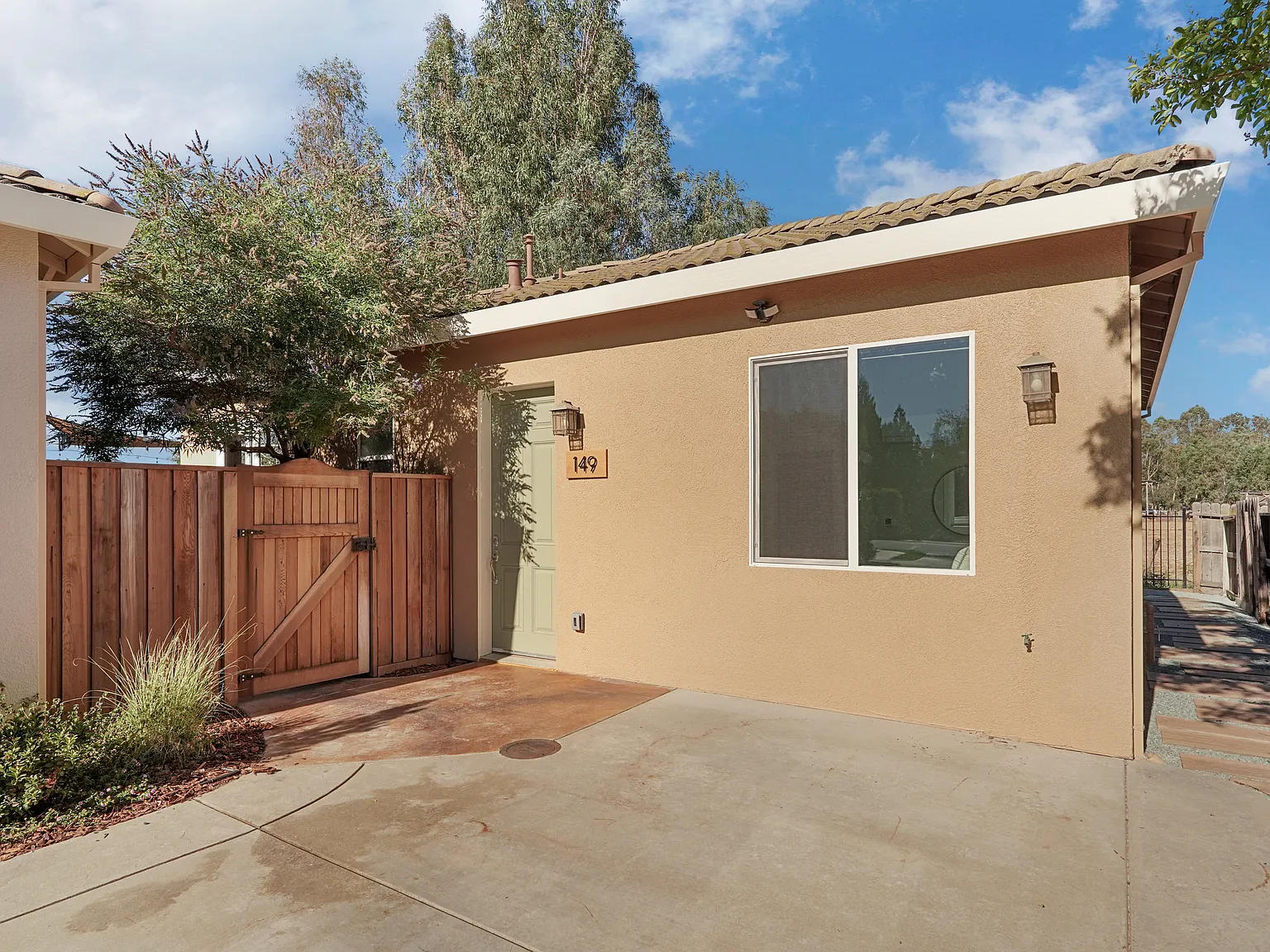 2 bed, 749 sqft, $1,900 — Photo 3