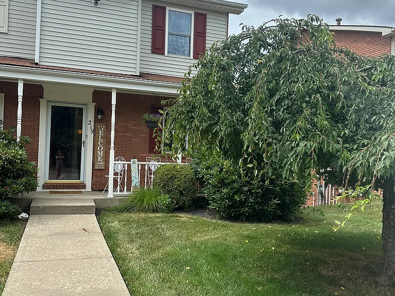 219 Woodhaven Dr — Photo 1