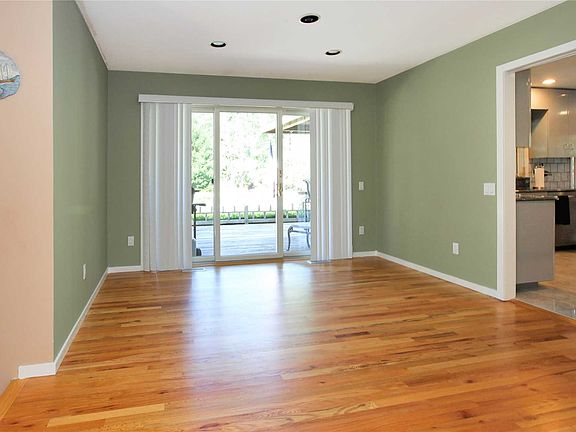 3rd image of 2 Caputo Dr