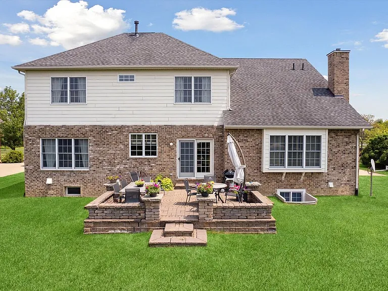 24323 Bellingham Dr — Photo 40