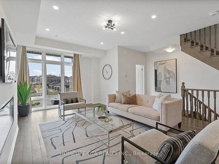 7 Holyrood Cres — Photo 17