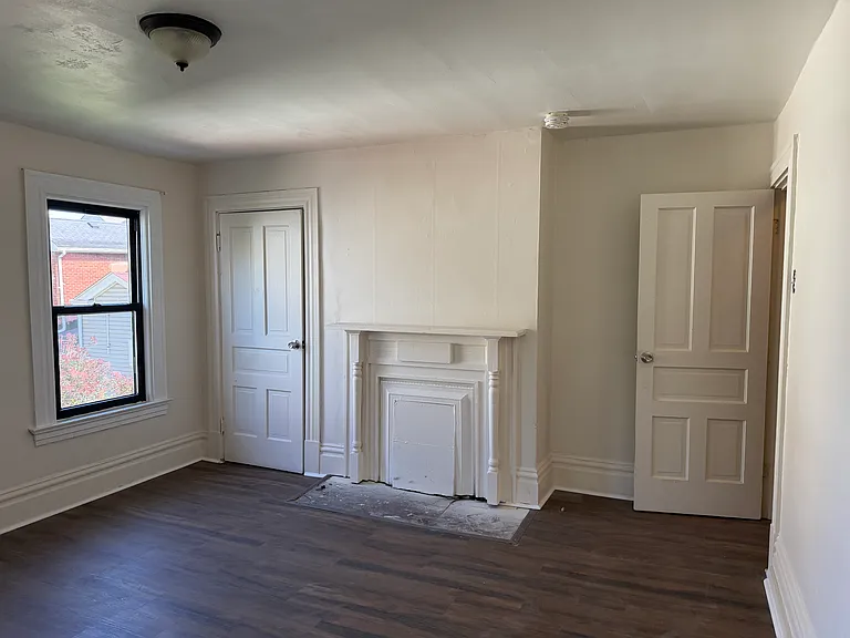 209 Rear 21 — Photo 22
