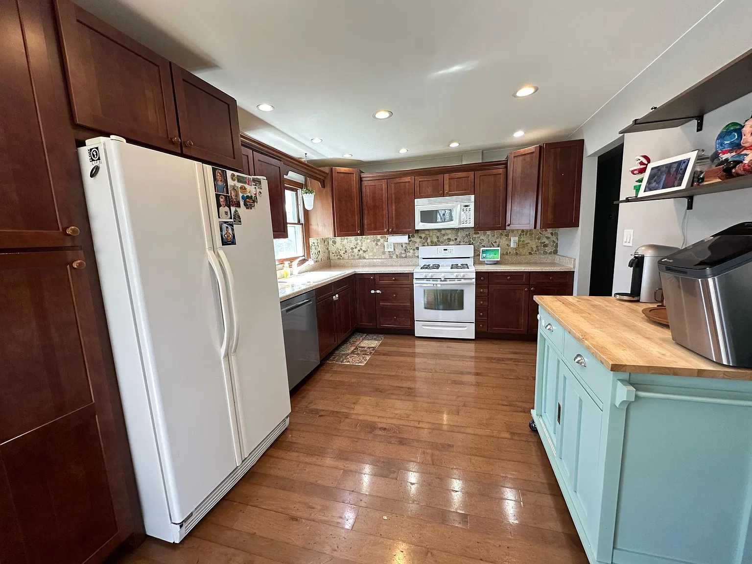 4 bed, 2552 sqft, $3,400 — Photo 4