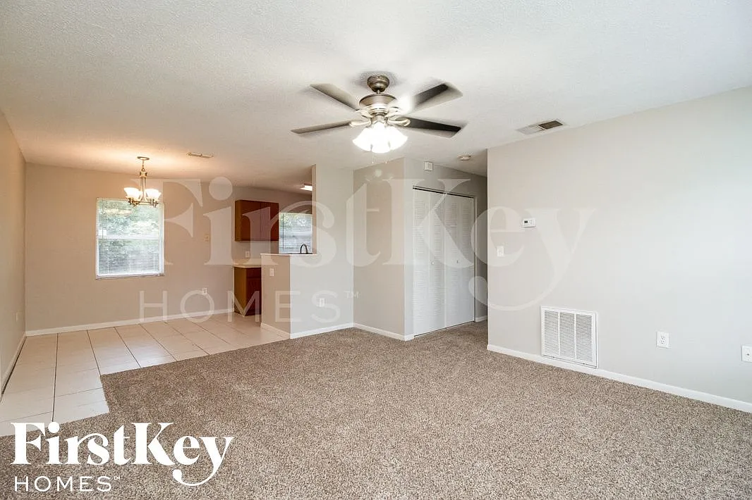 3 bed, 2.0 bath, 1040 sqft, $1,760 — Photo 3
