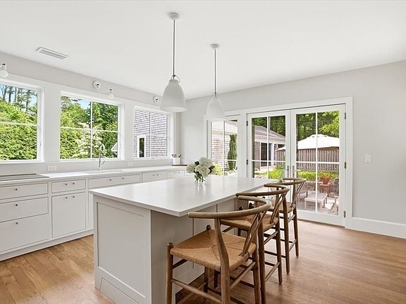 4th image of 879 Tremont St