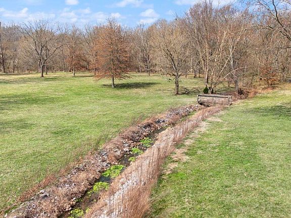4th image of 448 Grist Mill Rd
