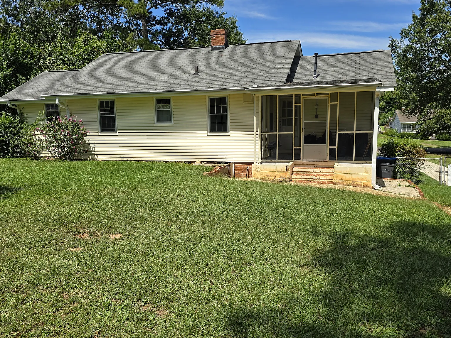 3 bed, 1056 sqft, $1,550 — Photo 2