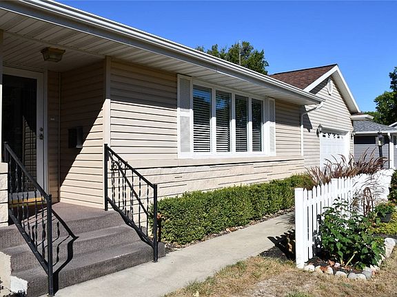 3rd image of 623 W Parkview Dr