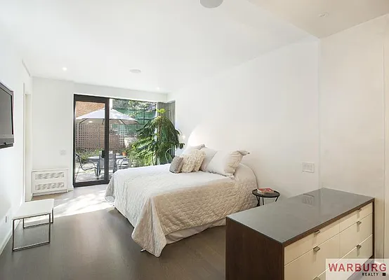 Sold by Warburg | media 31