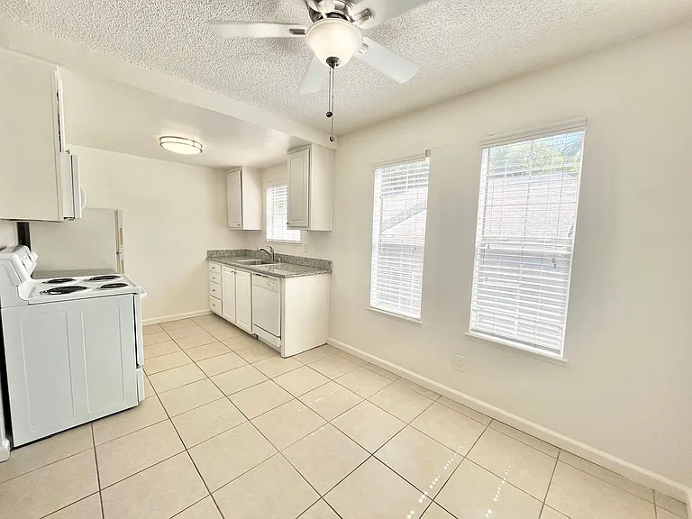 2716 F Street — Photo 5
