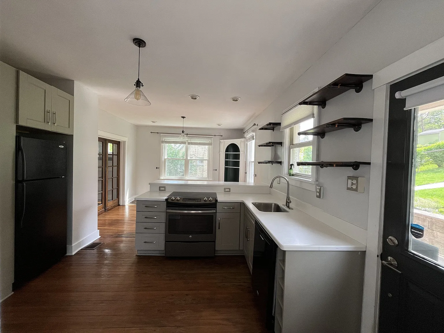 3 bed, $2,170 — Photo 2