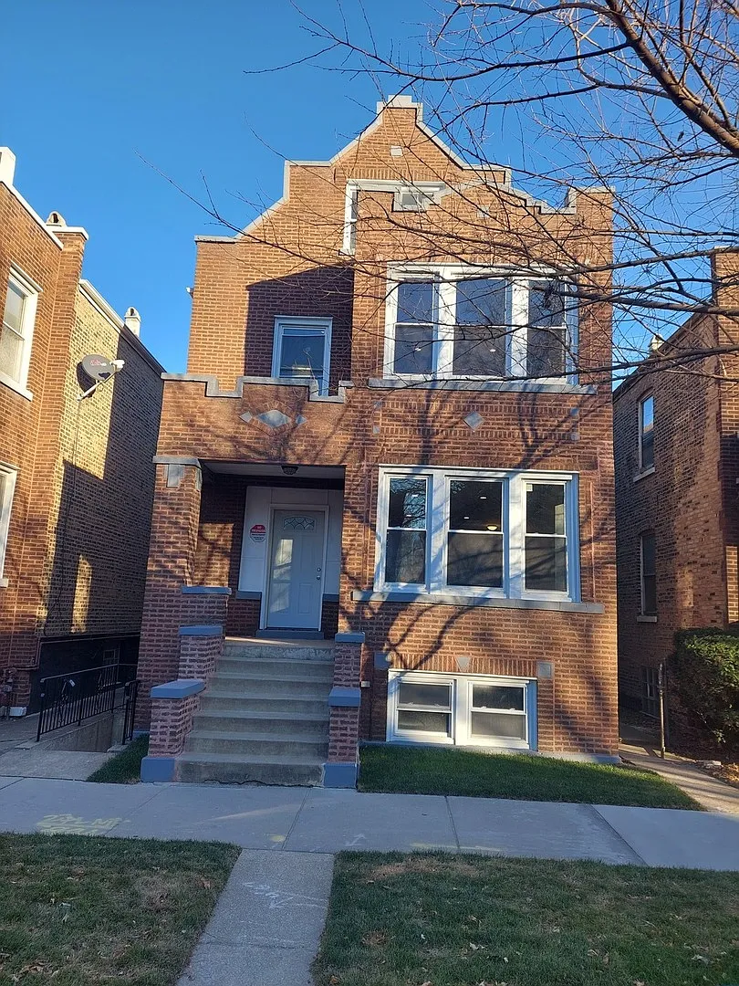 4 bed, $1,900 — Photo 1
