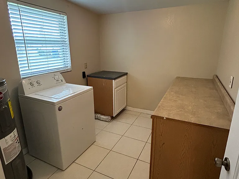 2401 Janet St — Photo 14