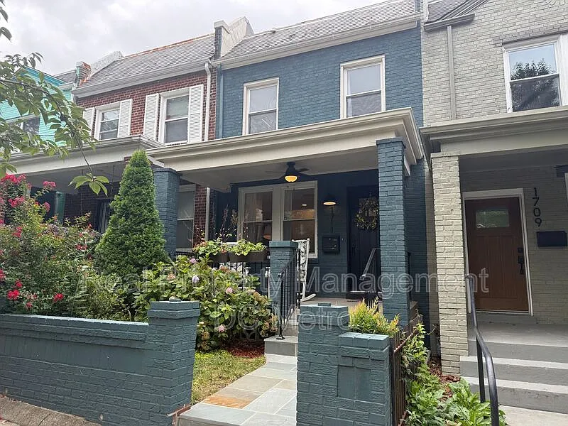 3 bed, 3.0 bath, 1344 sqft, $3,300 — Photo 2