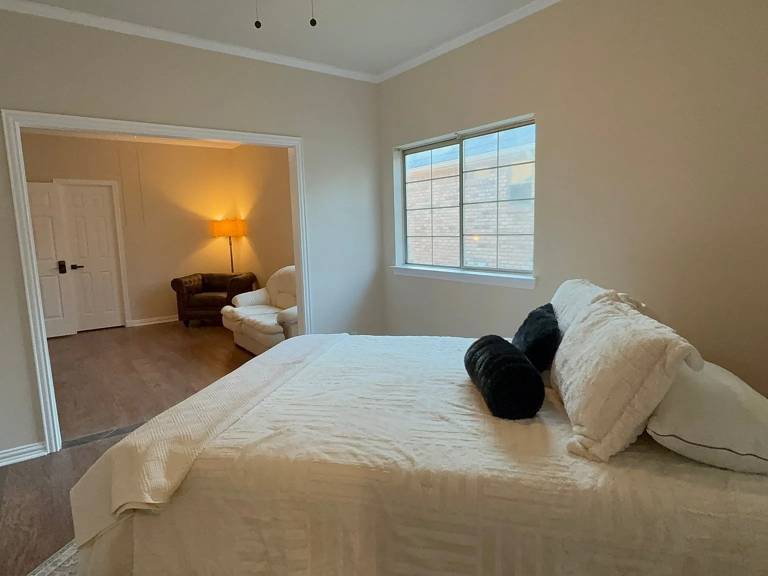 Luxurious 1 BR/1 BATH upstairs suite with private livingroom — Photo 3