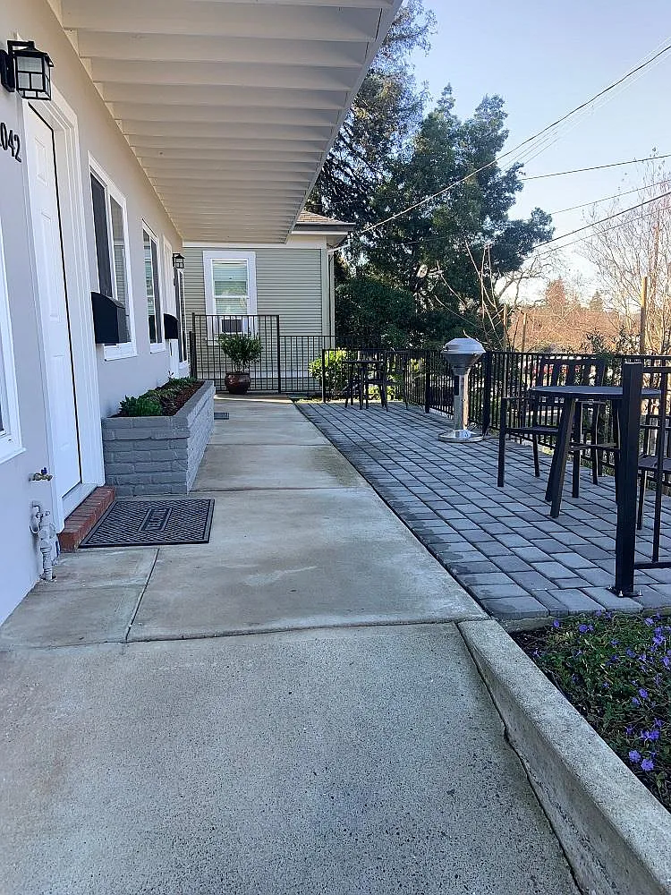 1042 Evans Ave — Photo 4