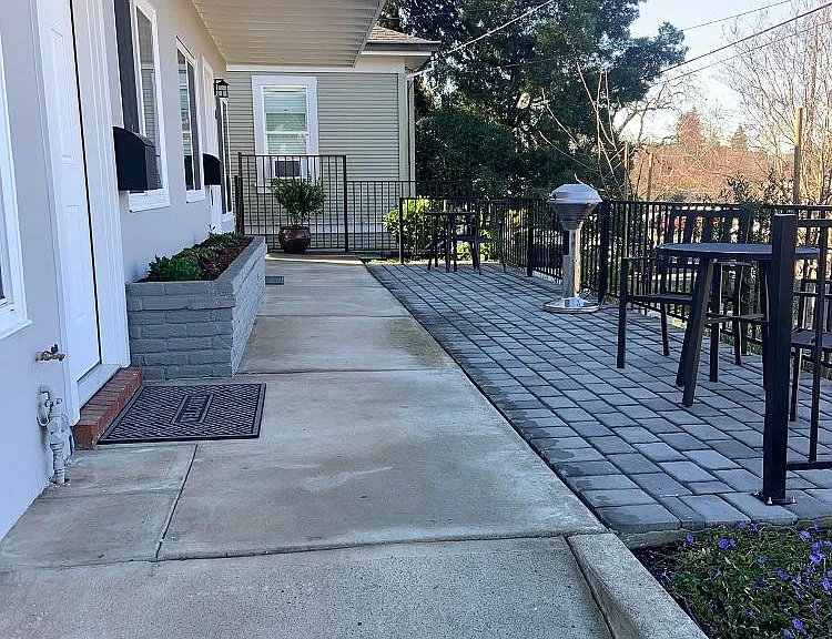 1042 Evans Ave — Photo 4