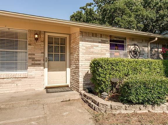 3rd image of 14704 Oakwood Ln
