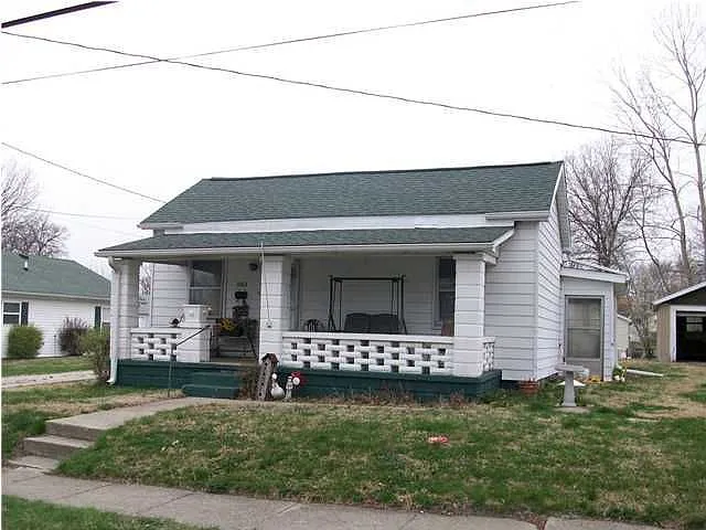 1002 Center St photo 1