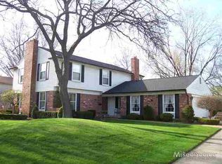 908 Portsmouth Dr, Troy, MI 48084