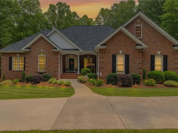 245 E Plantation Cir, Reidsville, NC 27320