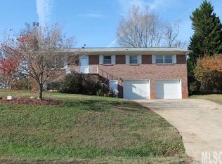 6165 Northlake Dr, Hickory, NC 28601