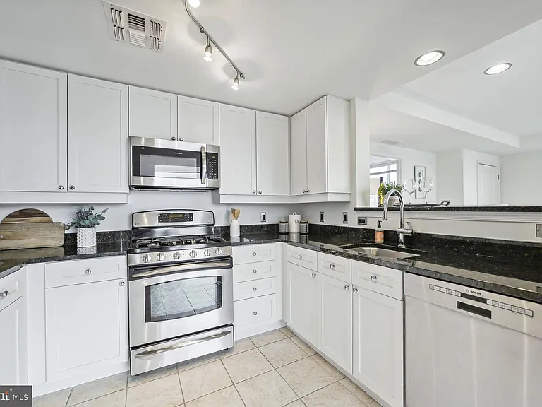 930 Wayne Ave #1205 — Photo 17