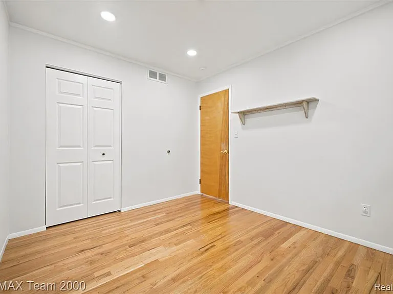31906 Cambridge St — Photo 9