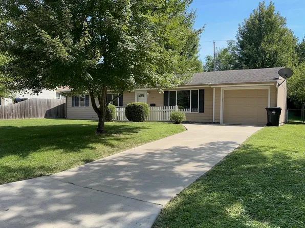 1307 SW 31st St, Topeka, KS 66611