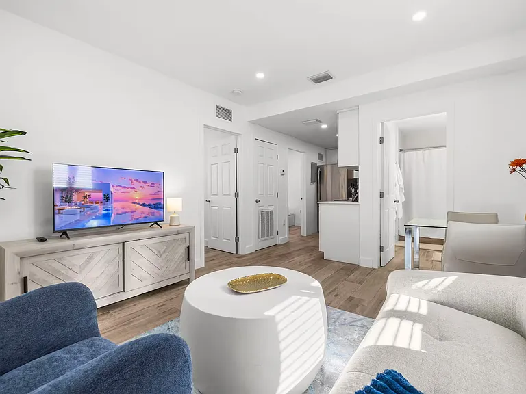 836 SW 4th Ave — Photo 10