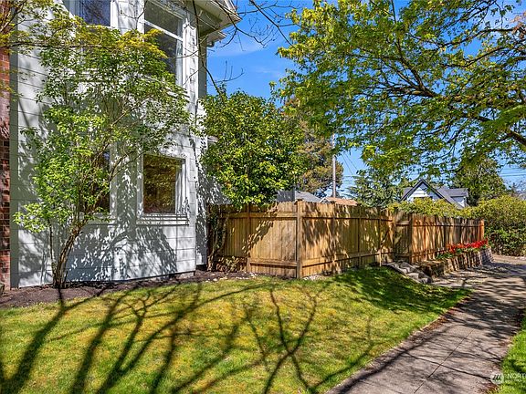4th image of 1001 N Ainsworth Avenue
