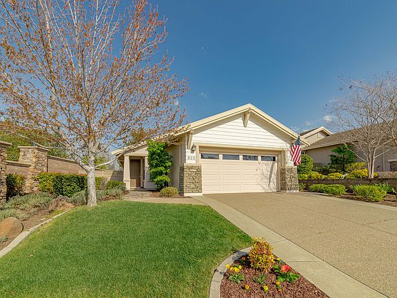 3rd image of 925 Lake Crest Ln