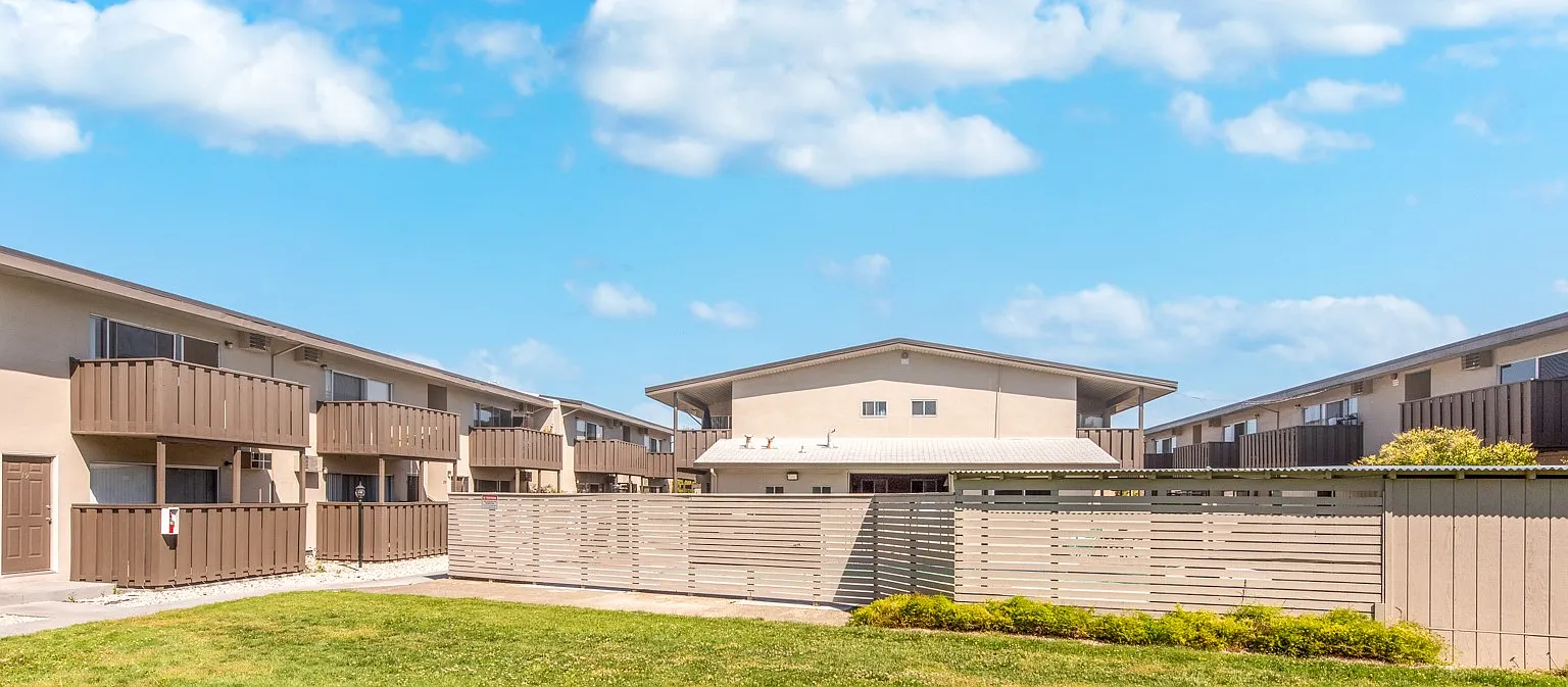Los Robles Apartments — Photo 1