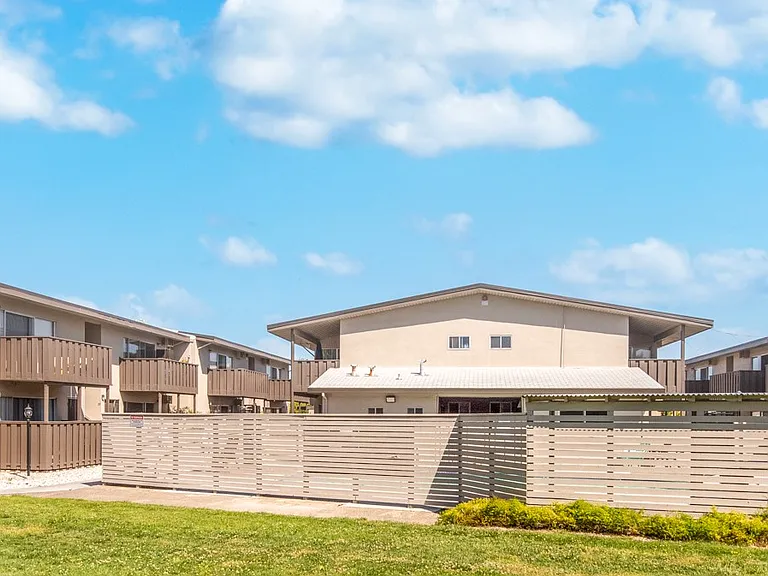 Los Robles Apartments — Photo 1