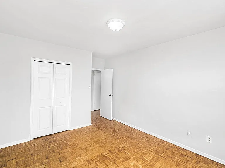 240 Mohawk Rd E — Photo 12