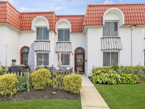 19 Alhambra Drive #19, Oceanside, NY 11572