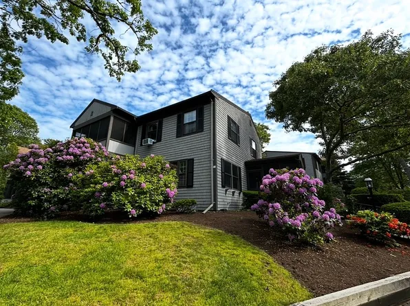 14 Harold St APT 2F, Harwich, MA 02646