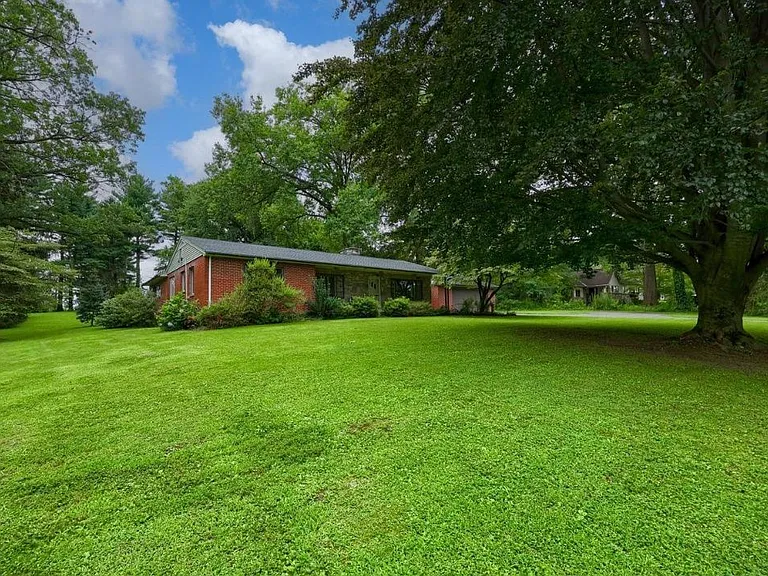 376 Arbor Rd — Photo 2