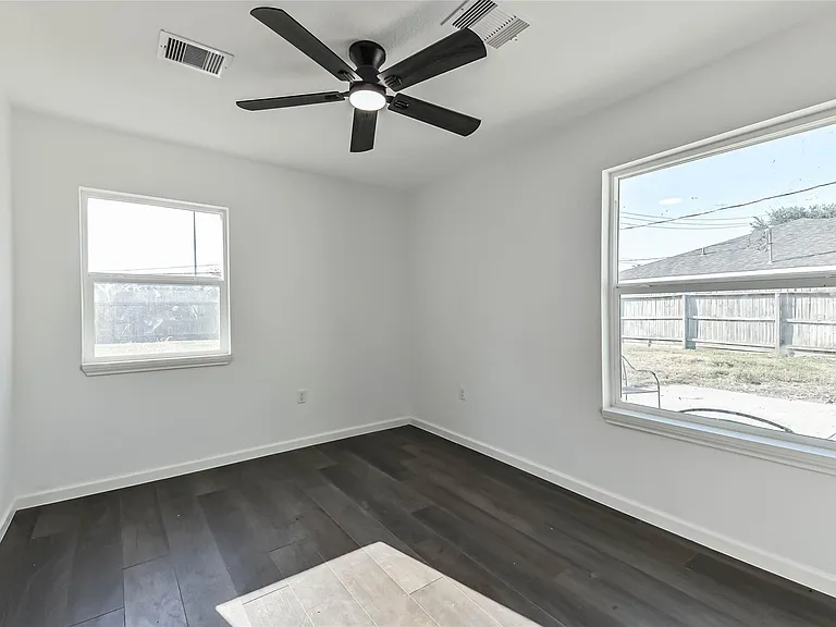 135 E Janisch Rd — Photo 11