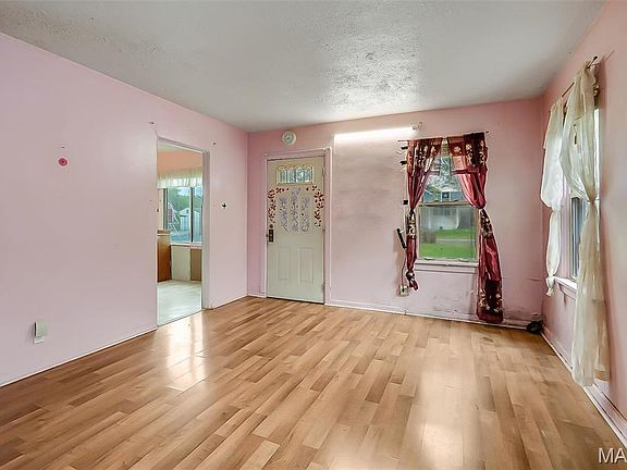 4th image of 225 Whitelaw Ave