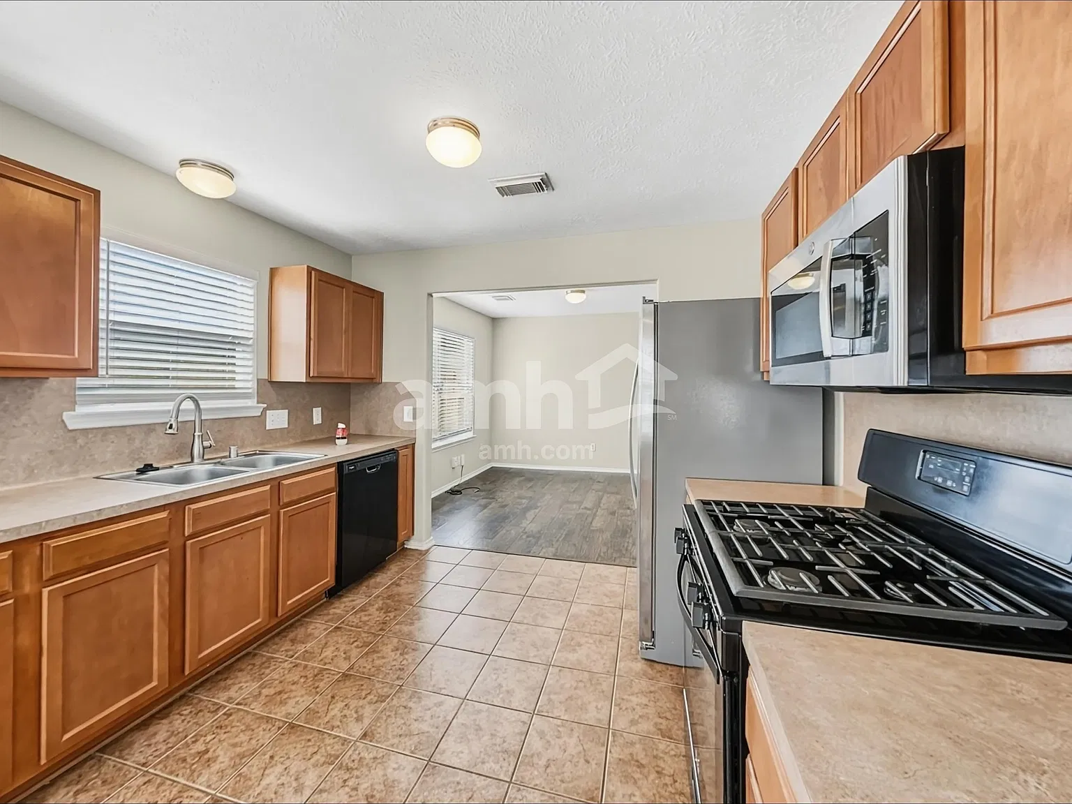 3 bed, 2.5 bath, 1702 sqft, $1,815 — Photo 3