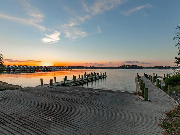 Public boat ramp is only a few blocks away.