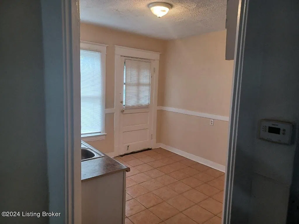 3 bed, 1.0 bath, 900 sqft, $1,100 — Photo 4