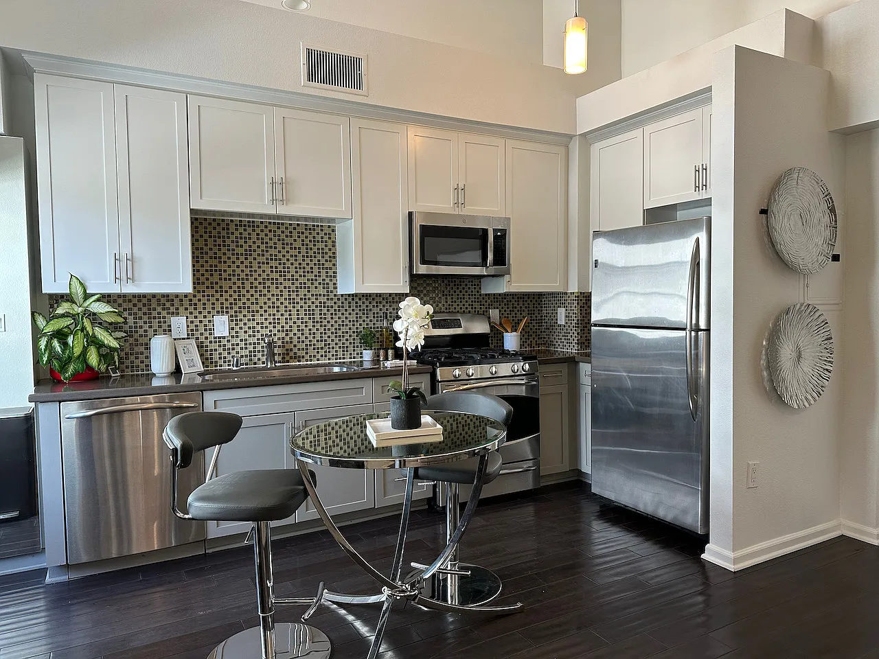 1 bed, 1.5 bath, 808 sqft, $3,295 — Photo 2