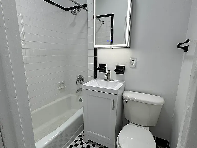321 E 25th St #1B — Photo 12