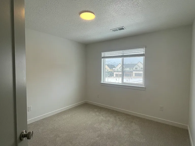 172 E 1760 N — Photo 11