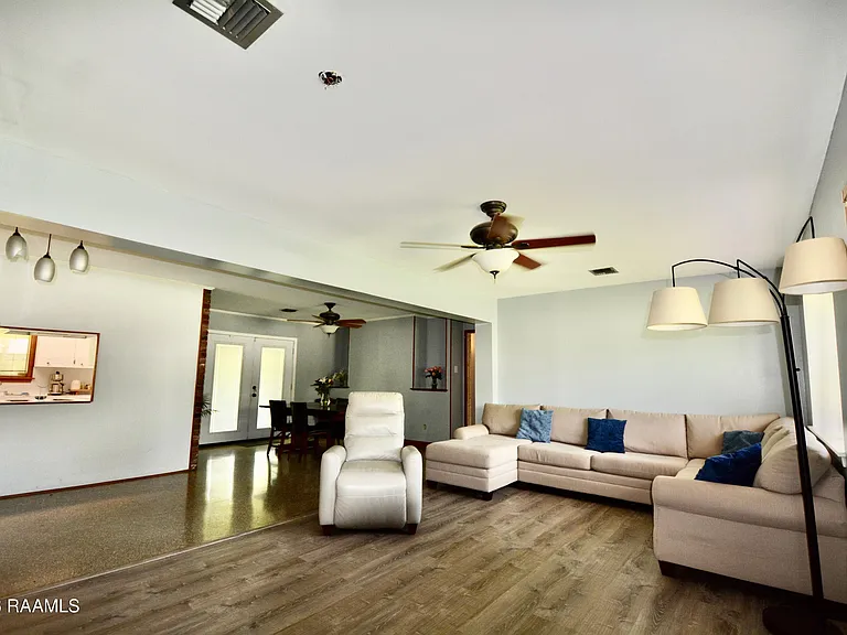 101 Boxwood Dr — Photo 2