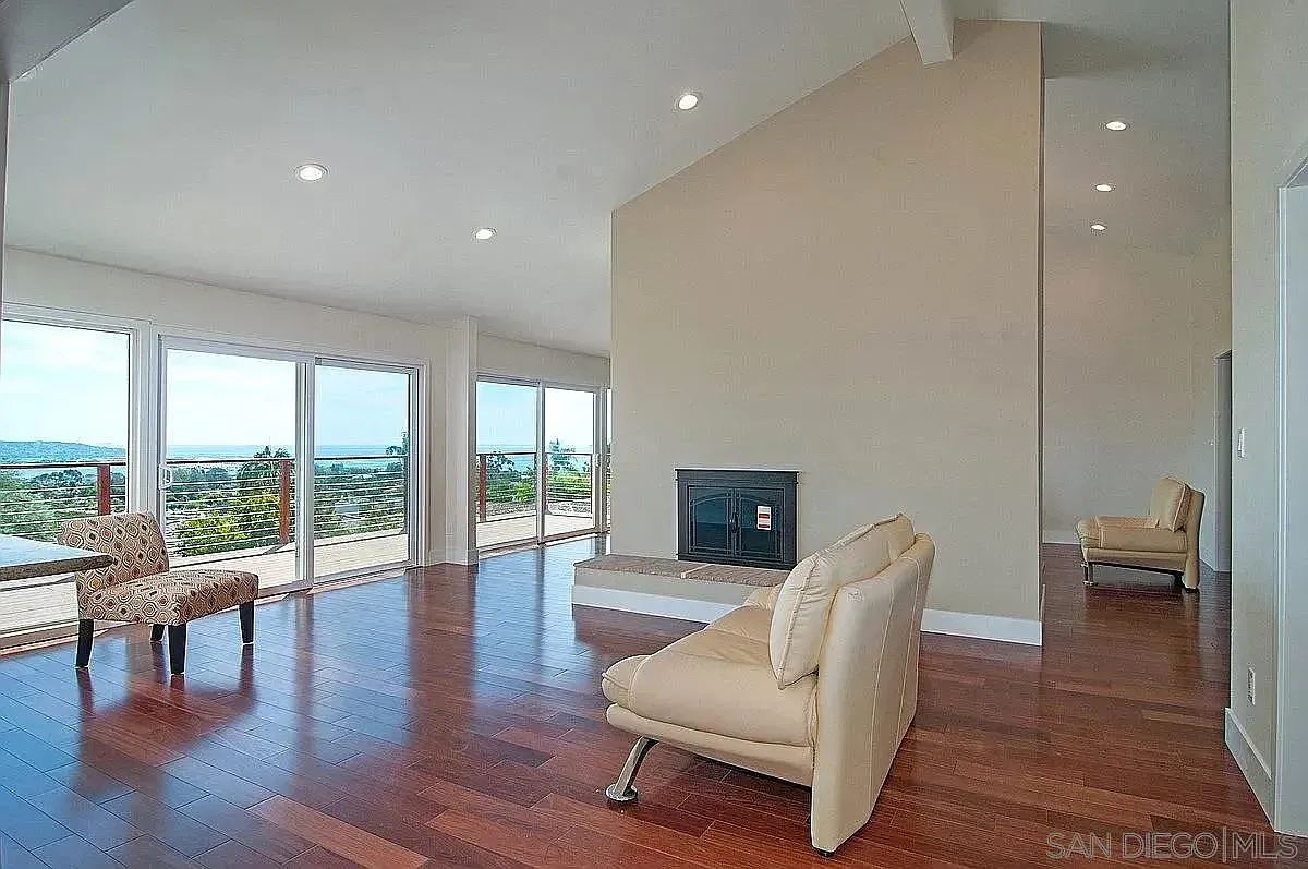 3 bed, 4.0 bath, 2043 sqft, $8,595 — Photo 4